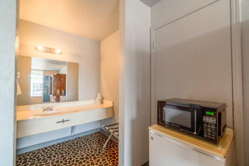 Una cocina o cocineta en Castle inn & suites by OYO Lawton