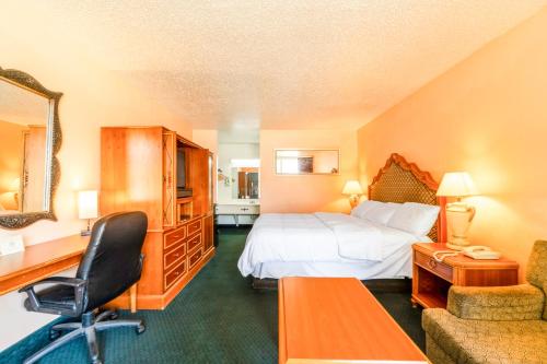 Una cama o camas en una habitación de Castle inn & suites by OYO Lawton