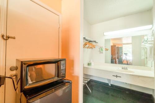 Un baño de Castle inn & suites by OYO Lawton