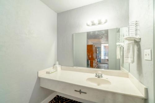 Un baño de Castle inn & suites by OYO Lawton