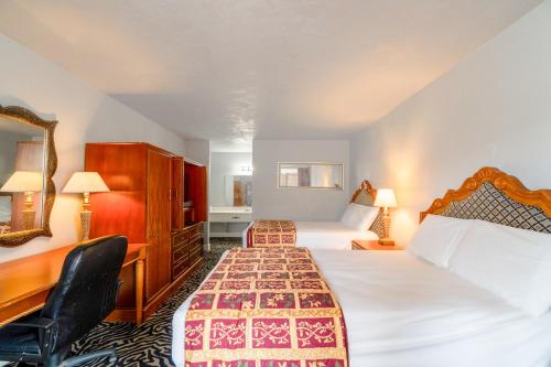 Una cama o camas en una habitación de Castle inn & suites by OYO Lawton