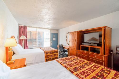 Una cama o camas en una habitación de Castle inn & suites by OYO Lawton