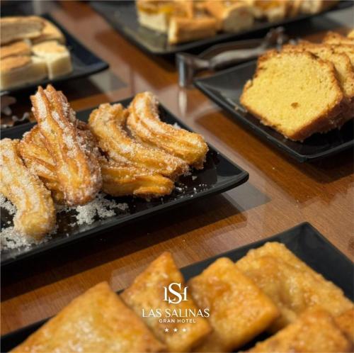 une table garnie de assiettes de pain et de viennoiseries dans l'établissement LAS SALINAS GRAN HOTEL, à San José de las Salinas