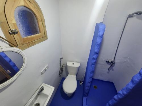 Un baño pequeño con inodoro y lavabo. en Casa Autiui, en Chefchaouen