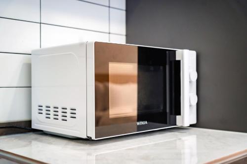 a microwave oven sitting on top of a counter at Seorak Hotel Misong in Yangyang