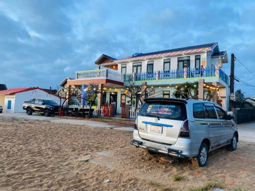 Phú HiệpにあるBien Xanh Homestayの建物前に停車する銀色のバン