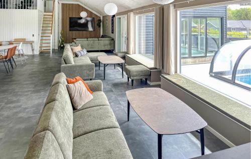 Χώρος καθιστικού στο Stunning Home In Spøttrup With Sauna