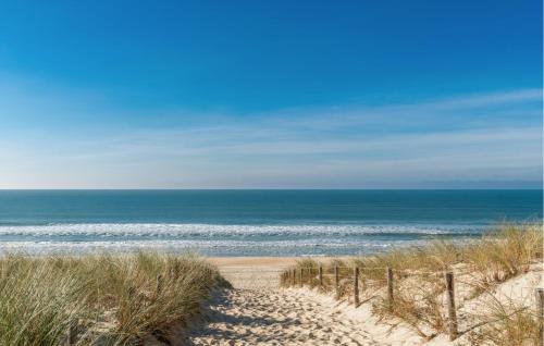 einen sandigen Weg zum Meer an einem Strand in der Unterkunft Agréable Chalet Proche Du Lac in La Teste-de-Buch