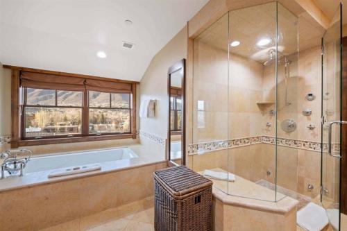 Ένα μπάνιο στο Luxury 3 Bedroom At The Aspen Mountain Residences In Downtown Aspen