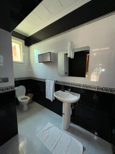 a bathroom with a sink and a toilet at La Palmeraie De Moulay Yacoub in Moulay Yacoub