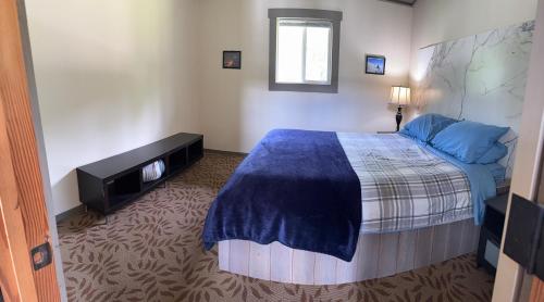 a bedroom with a bed and a television in it at GROWL Lodge in Golden