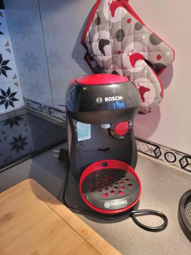 un mixeur noir et rouge assis sur un comptoir dans l'établissement Bleu horizon Canet, à Canet