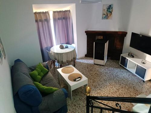 un salon avec un canapé et une table dans l'établissement Casa Corzo, à María