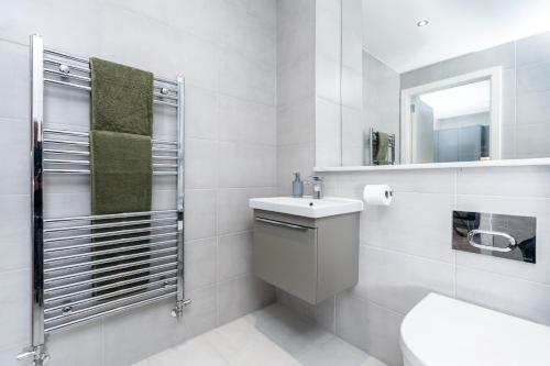 Koupelna v ubytování Luxury Sage Green 1-Bed Apartment - Solihull - 10 Min to NEC & BHX