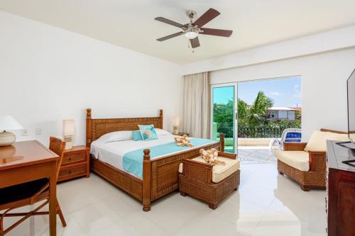 a bedroom with a bed and a desk at Aventuras Club in Puerto Aventuras