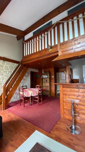 une salle à manger avec une table et des chaises et un escalier dans l'établissement T4 Beau Duplex Port de plaisance de Capbreton 800m de la plage, à Capbreton