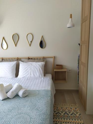 a bedroom with a bed with mirrors on the wall at Tennis Home-Pozar, Piperia! in Áno Rodoniá