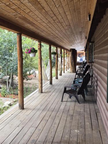 Φωτογραφία από το άλμπουμ του Hummingbird Heaven Cozy Cabin 1 Block to Lake, located in Town σε Grand Lake