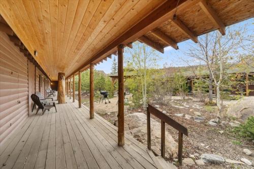 Κήπος έξω από το Hummingbird Heaven Cozy Cabin 1 Block to Lake, located in Town