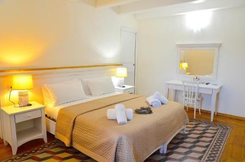 Un dormitorio con una cama con dos toallas encima. en L'araucaria Le Camere, en Riola Sardo