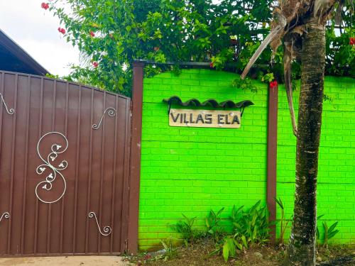a green brick wall with a sign that reads villas blvd at Villas Ela en Bahía Ballena,Uvita Hermosas habitaciones privadas grandes, piscina, cocina, jacuzzi, aire acondicionado, tv y baño privado in Uvita