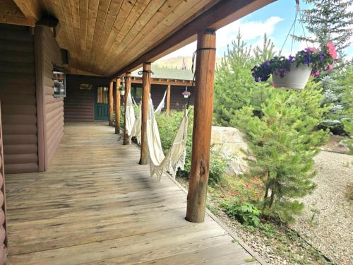 Κήπος έξω από το Kinnikinnick Retreat Steps from the Lake and Board walk, 5 min drive to RMNP.