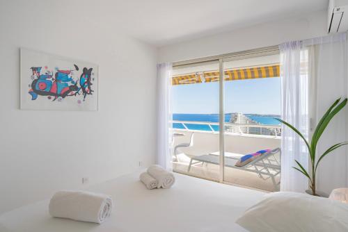 une chambre blanche avec vue sur l'océan dans l'établissement T3 luxe Marina Baie des Anges vue mer panoramique, à Villeneuve-Loubet