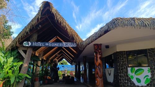 ein Resortgebäude mit Strohdach in der Unterkunft Hotel Gomero in Hanga Roa