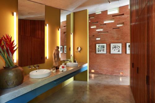 un baño con dos lavabos y dos espejos en Umah Tampih Luxury Private Villa - CHSE Certified, en Ubud
