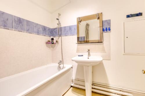 Ένα μπάνιο στο Appartement vue sur Lac proche métro