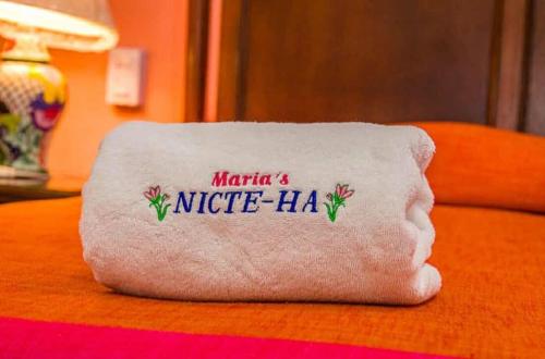 a white towel with the words marina mote hla at Hotel Maria's Nicte Ha in Progreso