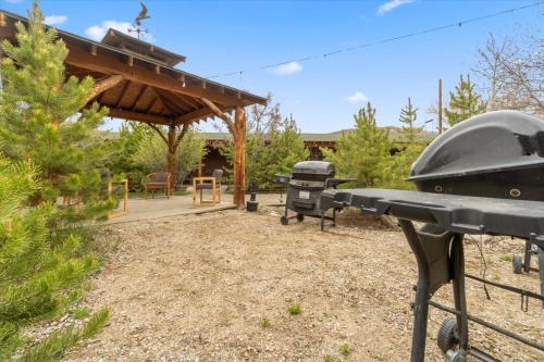 a backyard with a grill and a picnic table at Cozy cabin Steps from Lake and Board walk, 5 min RMNP, Moose Lodge Studio in Grand Lake