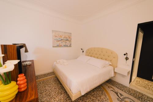 a small bedroom with a bed and a tv at Dimore di Mare in Arenzano