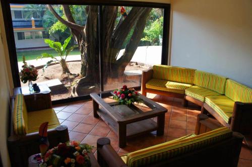 a living room with two couches and a coffee table at Hotel Maya Tucan in Palenque