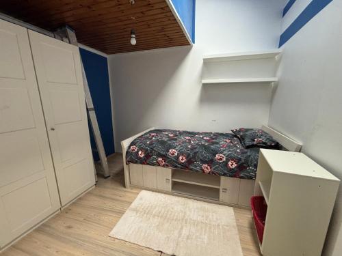 a small bedroom with a bed and a shelf at AppartementHalle in Halle