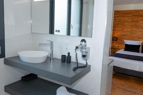 Una cama o camas en una habitación de La Porte des Alpes chambres d'hôtes