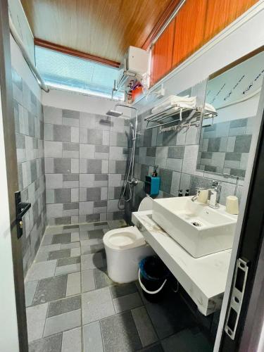 a bathroom with a sink and a toilet at Bảo Bảo guest houes in Bắc Hà