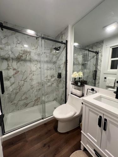 ein Badezimmer mit Dusche, Toilette und Waschbecken in der Unterkunft LF Guesthouse in Nanaimo
