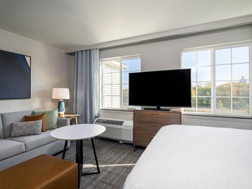 Televisyen dan/atau pusat hiburan di Staybridge Suites Rochester University by IHG