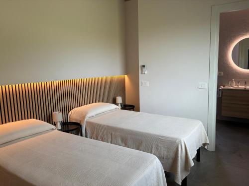 a hotel room with two beds and a sink at Amarina - appartamento boutique sul mare in Marina di Davoli