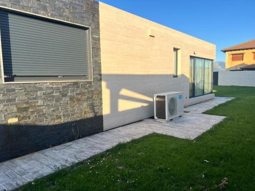 a television sitting on a sidewalk next to a building at El Cubo in La Lastrilla
