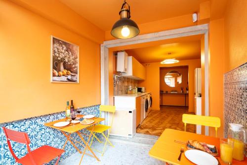 a living room with a table and chairs and a kitchen at Cascais Cosy Home - Rooms with Private Bathroom in Cascais