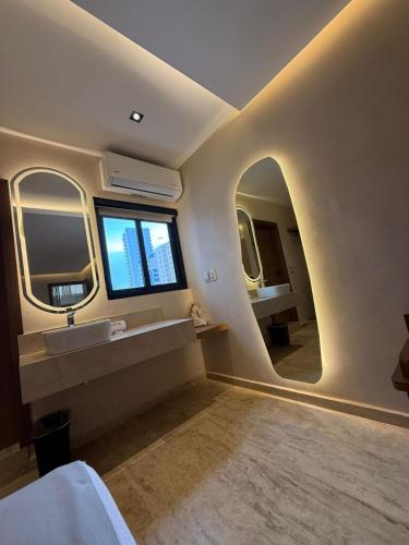 a large bathroom with a sink and a mirror at Hotel Makkan Boca in Veracruz