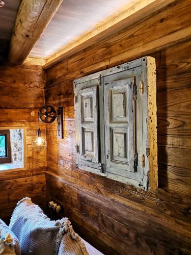 a wooden wall with a window in a room at Casa Antón O Cebreiro in O Cebreiro