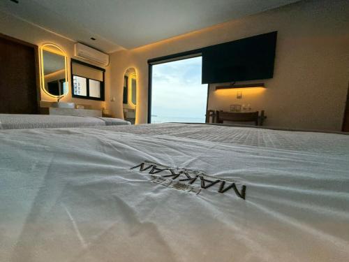 a large bedroom with two beds and a large window at Hotel Makkan Boca in Veracruz