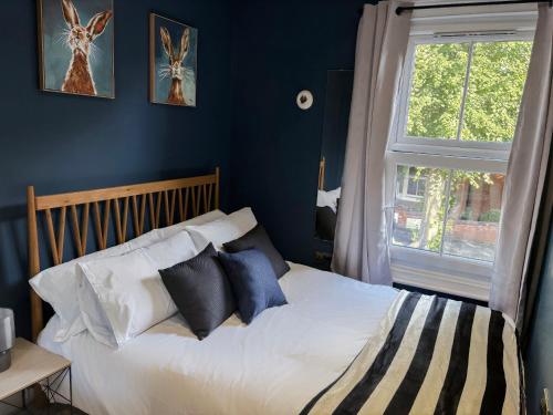 En eller flere senge i et værelse på Queens Retreat, Luxe 3 Bed Home, Sleeps 6, Ideal for Contractors & Families, Parking for x2 Vehicles