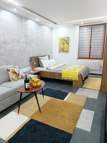 un soggiorno con un divano e un tavolo di Urban Garden Apartments - Iris a Belgrado