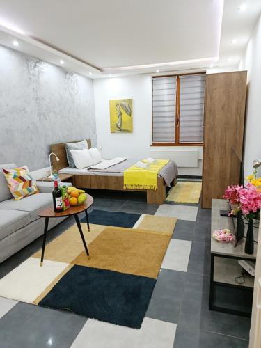 Кровать или кровати в номере Urban Garden Apartments - Iris
