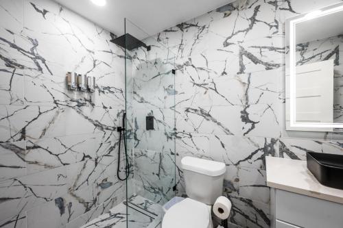 Et badeværelse på Chic & Cozy Montrose Apt with Pool & Parking