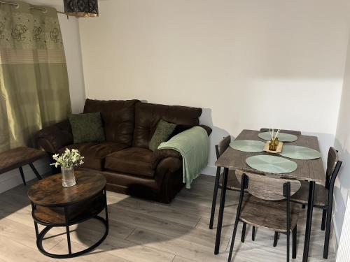 un soggiorno con un divano e un tavolo di Entire 2 Bedroom Flat Lincoln a Lincoln
